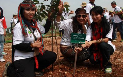 Ully Sigar Rusadi, an 80s Singer who Cares for the Environment